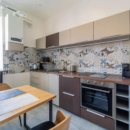 Guesthost - Modern Flat X4 Near The Center Триест