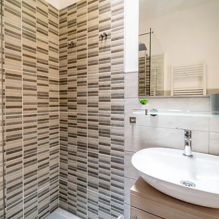 Guesthost - Modern Flat X4 Near The Center * Триест