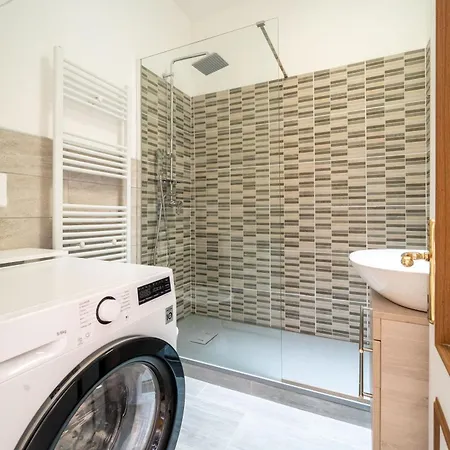 Guesthost - Modern Flat X4 Near The Center Триест