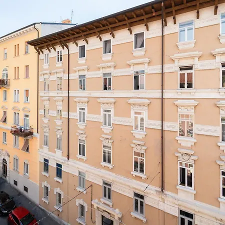 Guesthost - Modern Flat X4 Near The Center Триест